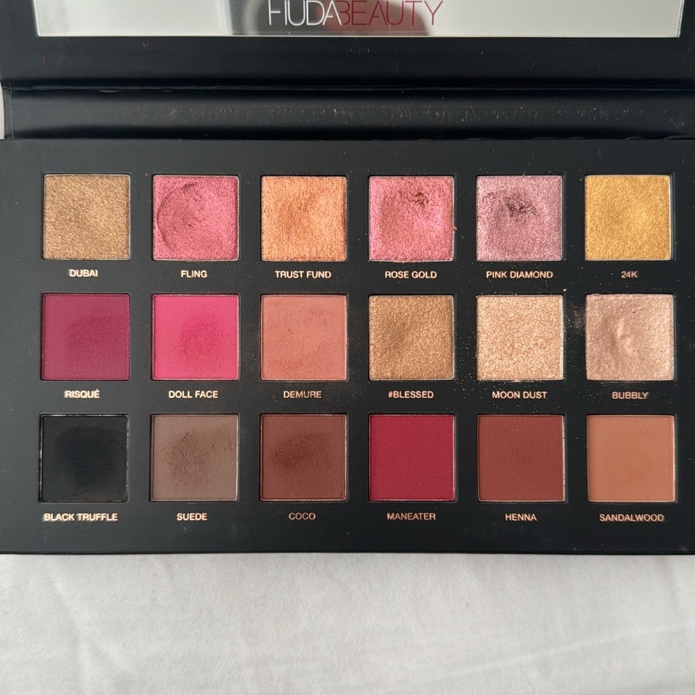 Huda Beauty rose gold eyeshadow palette